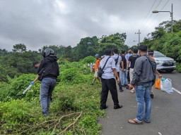 Pencari Rumput Temukan Mayat Dibungkus Karpet di Jalur Sendi