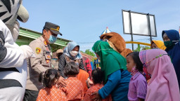 Libatkan Badut, Polres Probolinggo Hibur Anak TK Vaksin