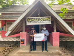 Sampoerna Academy Donasikan Ratusan Buku ke Komunitas Rumah Dunia