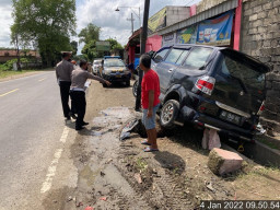Tabrakan dengan APV, Pemotor Tewas