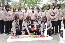 Polwan Polres Blitar Kota Gelar Upacara Ziarah dan Tabur Bunga di TMP R Wijaya