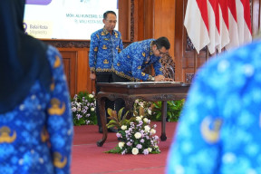 Penandatanganan Perjanjian Kinerja, Pj Wali Kota Ali Kuncoro Pacu OPD Tingkatkan Layanan dan Keluar Zona Nyaman