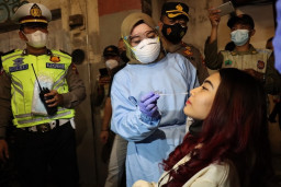 Pamor Keris Sasar Kerumunan di Kota Malang