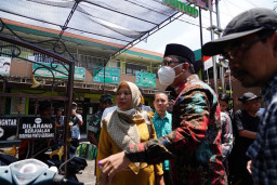 Bupati Sidoarjo Berikan Bantuan Korban Puting Beliung di Wage Taman