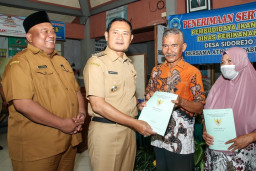 Bupati Lamongan Serahkan 100 Sertifikat Pembudidaya Ikan di Sidorejo