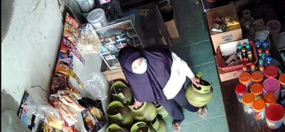 Emak-emak Terekam CCTV Curi LPG 3 Kg