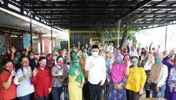 Emak-emak Krian Antusias Dukung Kelana-Dwi Astutik