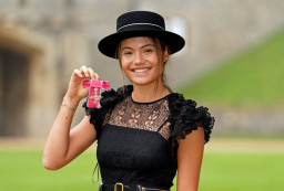 Emma Raducanu Terima Gelar MBE dari Raja Charles III