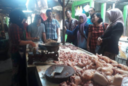 Pembeli Keluhkan Mahalnya Harga Ayam Potong