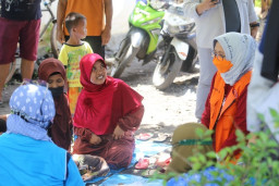 Isi Waktu di Posko Pengungsian dengan Membatik