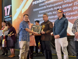 Kadiskominfo Kabupaten Monokerto Ardi Sepdianto saat Menerima Penghargaan