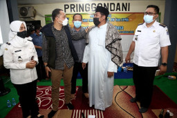 Akademisi dan Politisi Golkar : Eri Cangkrukan di Balai RW, Bukan Politik Populis