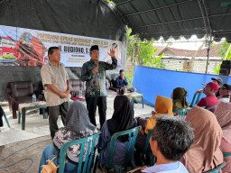 Blusukan ke Desa, Budiono Ajak Anak Muda Bojonegoro Berani Tampil