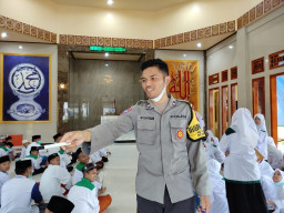 Berangkat dari Rasa Ikhlas, Bhabinkamtibmas Desa Slateng Mengajar Ngaji dan Bahasa Arab Tak Berharap Gaji