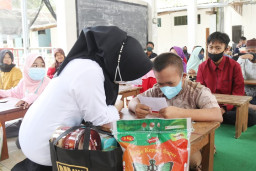 Bupati Mojokerto Serahkan Bansos ke Siswa dan Guru SLB