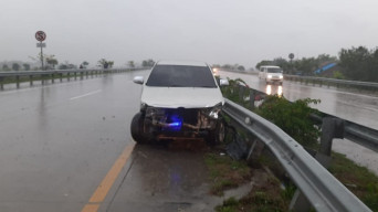 Selip saat Hindari Fortuner, Innova Tabrak Guardrail Toll Jomo