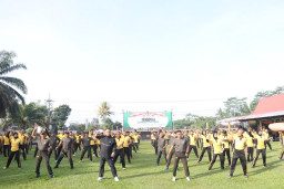 Memperkuat dan Laksanakan Sinergitas TNI-POLRI, Poles Blitar Lakukan Olahraga Bareng dengan TNI