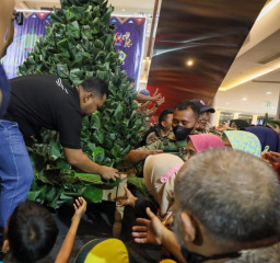 Wartawan Ciptakan Tumpeng Nasi Krawu Raksasa di Hari Jadi Gresik