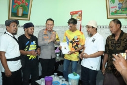 Kapolres Gresik Bersama Pentolan Suporter Jenguk Korban Bentrokan di Stadion Gelora Joko Samudro