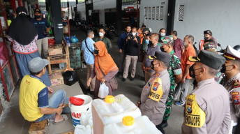 Tindaklanjuti Instruksi Presiden, Kapolres Blitar Kota bersama Komandan Kodim 0808 Blitar, Danyon 511 Blitar Pantau Peredaran Migor Curah