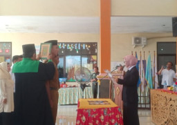 Kepala Desa Grogol, Titik Fidiyati Resmi Lantik Dua Perangkat Desa Baru