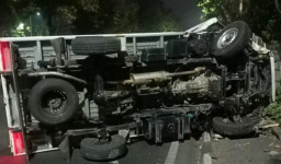 Gegara Pemotor Nakalan, Mobil Pick Up Terguling di Jalan Ahmad Yani Surabaya