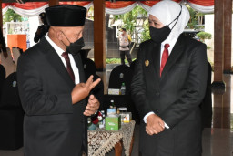 Peringati Harkitnas, Gubernur Khofifah Ziarah Makam Dr Soetomo