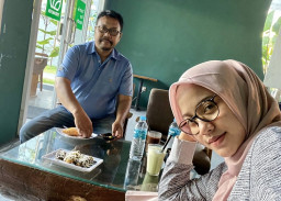 Heboh! Berawal Kasihan, Wanita Ini Menikah dengan Duda 24 Tahun Lebih Tua, Mirip Pakde Karwo