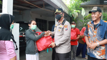 Polresta Sidoarjo Gelar Layanan Pengobatan Gratis dan Pembagian Sembako di Kawasan Padat Penduduk