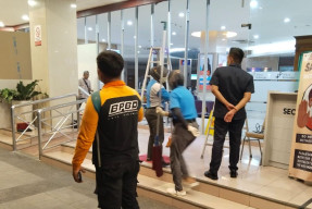 Hujan Angin Kencang, Kaca RS Mitra Keluarga Surabaya Pecah: Dua Unit Mobil Rusak