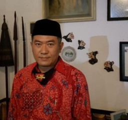 HUT RI ke-75,  Cawabup Cak Taufik Napak Tilas Rumah Dr Roeslan Abdulgani