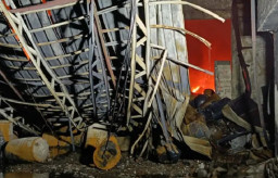 Tiga Gudang Tiner di Surabaya Kebakaran Hebat: 6 Orang Luka, Belasan Kendaraan Hangus