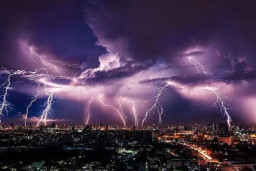 Asyik Main HP, Pemuda di Sumut Tersambar Petir di Dalam Rumah