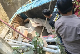 Truk di Lamongan Terjun Bebas Gara-gara Lewati Jembatan Tua Berusia 36 Tahun