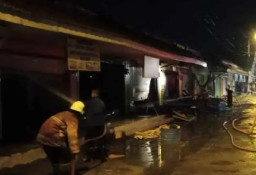 Diduga Korsleting Listrik, 12 Ruko di Kompleks Pertokoan Ngoro Mojokerto Terbakar