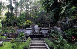 Niat Cari Rumput, Warga Lamongan Temukan Istana Raja Airlangga di Dalam Hutan Jati