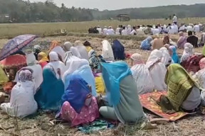 Ratusan Warga Cilacap Gelar Salat Istisqa Buntut Kemarau Panjang