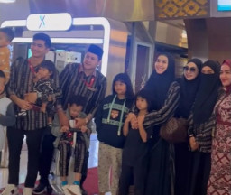 Diisukan Rumah Tangganya Kandas, Ria Ricis dan Teuku Ryan Justru Kompak Umrah Bareng