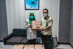 BPJS Kesehatan Gresik beri Bingkisan untuk Nakes Kena Covid-19