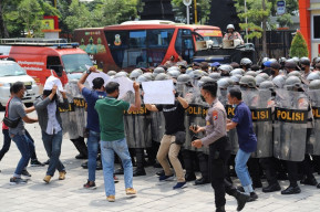 4 Polres Jajaran Polda Jatim Lakukan Asistensi Pengendalian Massa di Polres Gresik