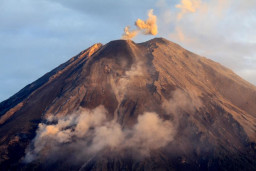 Bupati Resmi Buka Jalur Pendakian Gunung Semeru