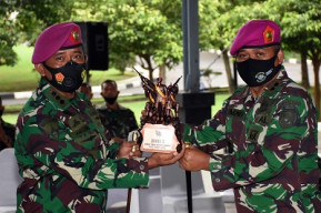 Danmenart 2 Marinir Beri Reward Prajurit Berprestasi