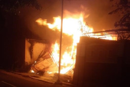 Bangunan Mebel Dekat Masjid Nasional Al-Akbar Surabaya Terbakar, Petugas: Korban Jiwa Nihil