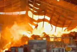 Pabrik Kayu di Jalan Mayjen Sungkono Gresik Ludes Terbakar, Dua Karyawan Alami Luka Bakar