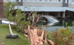 Pengemudi Mobil CRV Diduga Mengantuk, Tabrak Pohon dan Masuk ke Sungai