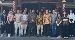 GPM Sekolah Pascasarjana UNESA Beri Pelatihan Standar Mutu Pendidikan Bagi Guru Mandarin Asal Tiongkok