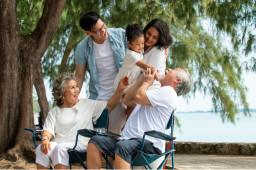 Peneliti: Keluarga Punya Peran Kuat dalam Perawatan Lansia