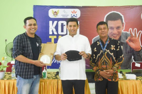 Wali Kota Kediri Tawarkan Produk Rajut ke OPD dan Warga saat Acara Kopi Tahu