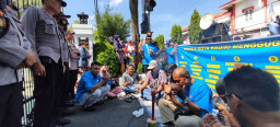 LSM Saroja Demo Gelar Tari Barongan di PN Kota Kediri