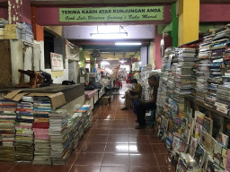 Pandemi, Toko Buku dan Peralatan Sekolah Pasar Blauran Rugi 90 Persen